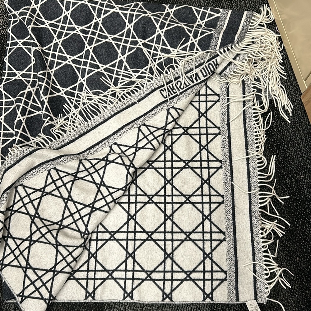 CHRISTIAN DIOR CASHMERE MACROCANNAGE THROW BLANKET IVORY/BLACK - Picture 6 of 7